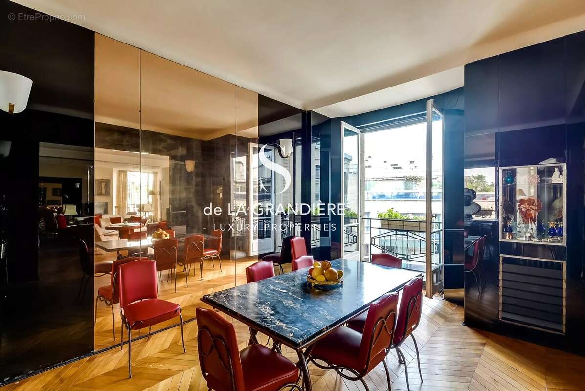 Appartement à PARIS-16E