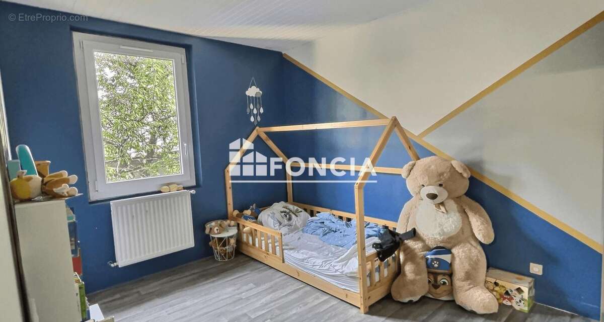 Maison à LE CHAMBON-FEUGEROLLES