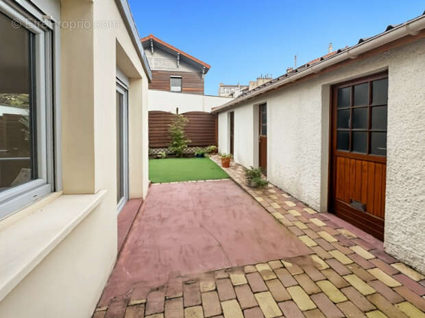COURBEVOIE 92, Rue Hoche - Maison familiale avec jardins de 111m2 habitables + plus de 52m2 d'annexes (garage - photo 12