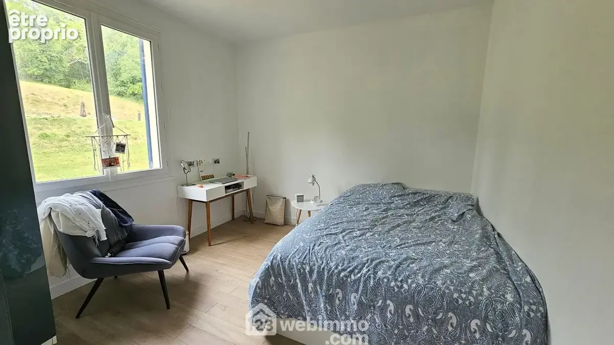 Au RDC, une chambre de 12,36 m² très lumineuse et parquetée.