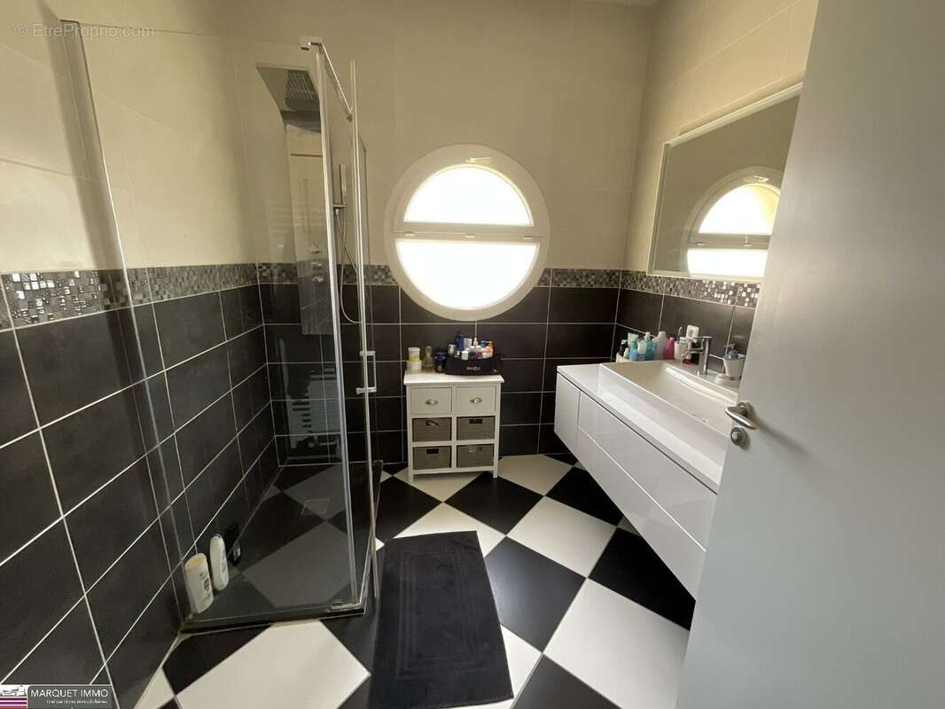 Séduisante maison de caractère T7 offrant 246 m² en 4 face sur 1 564 m² de terrain avec garage de 97 m², ascenseur, piscine - photo 24