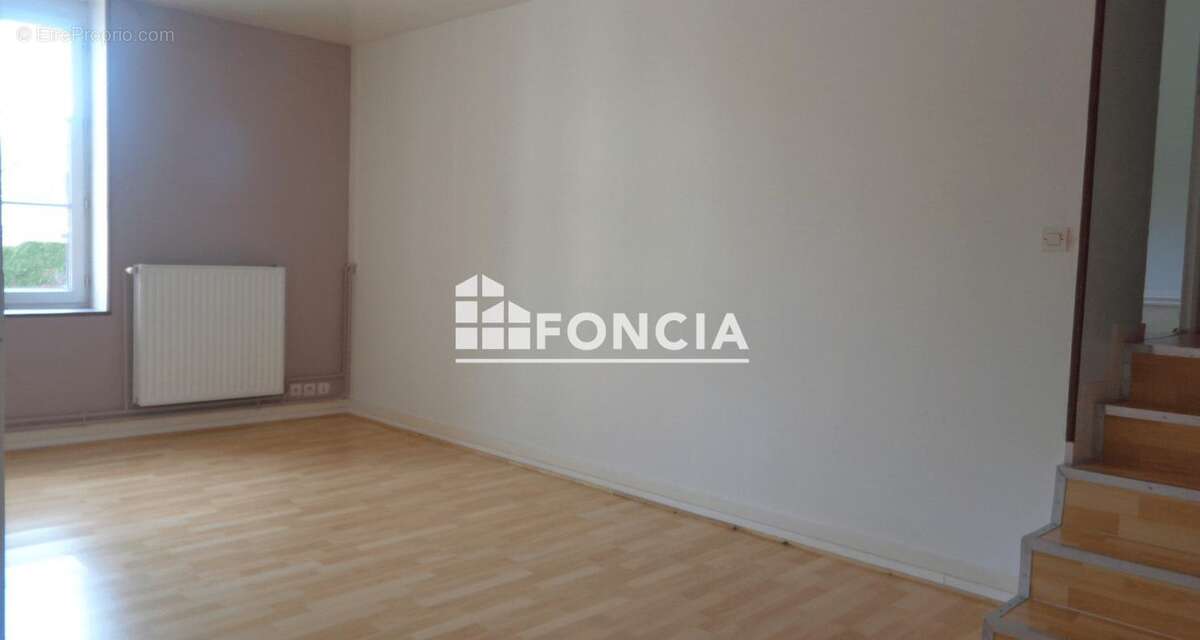 Appartement à COURMELLES