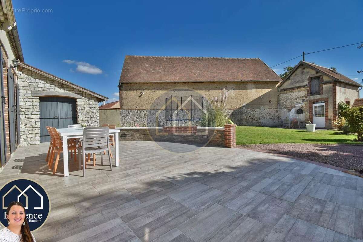 Maison à TREMBLAY-LES-VILLAGES