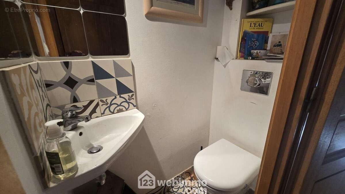 Toilette avec lave mains au rdc