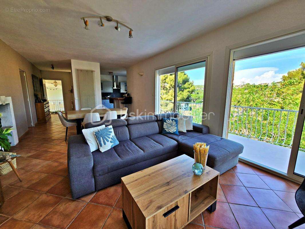 À 2 minutes à pied du port – Vue mer – Propriété de caractère 186 m² – 3 logements – Piscine - photo 9
