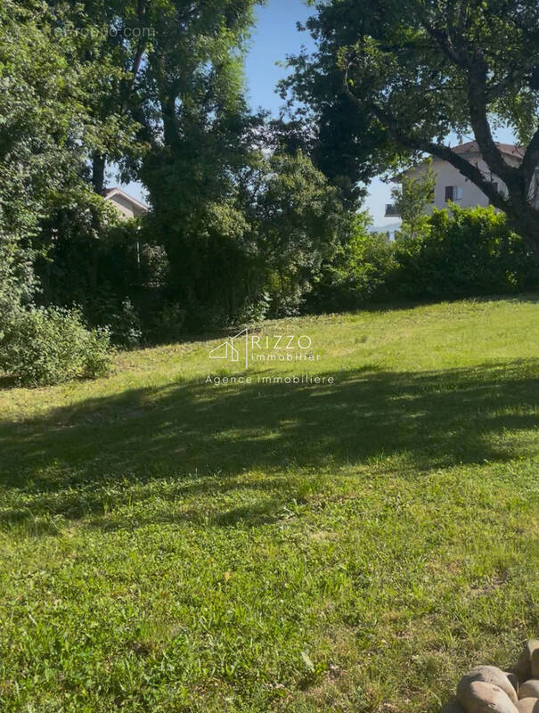 Terrain à PREVESSIN-MOENS