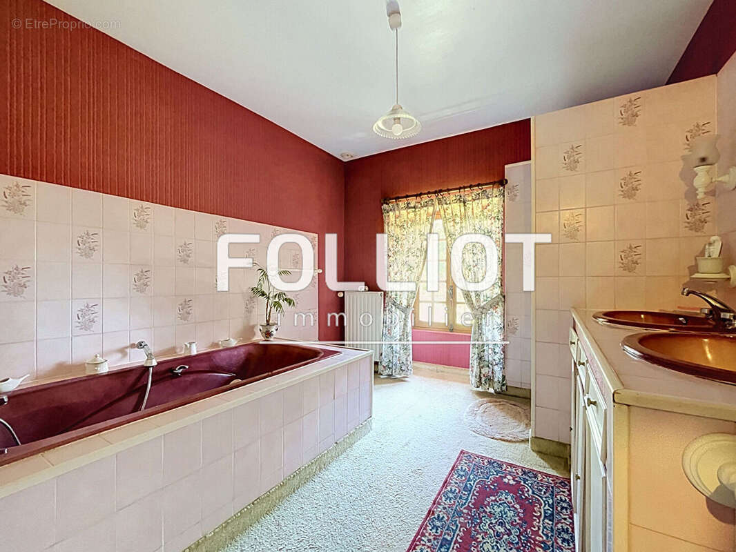 A vendre  - Maison de caractère - A vendre  -  Bourgvallees - photo 9