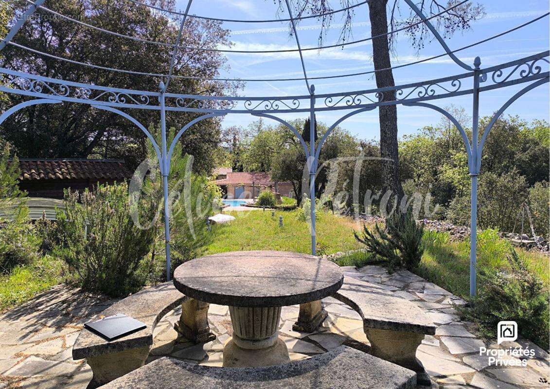 Exclusivité : Maison 98 m² + 2 dépendances T2 & studio - Terrain 3 200 m² - Piscine - photo 9