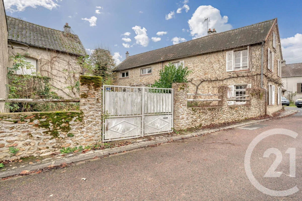 Maison à OZOUER-LE-VOULGIS