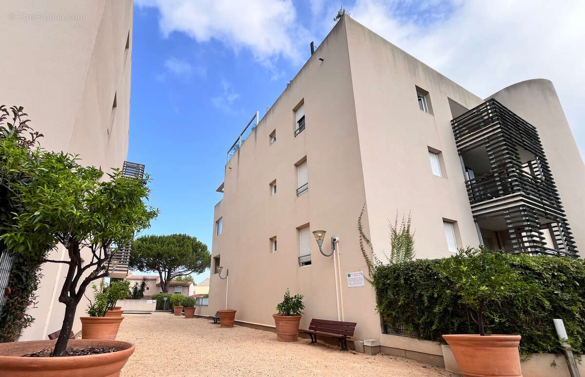 Six fours - appartement t3 - terrasse- vue degagee - 2 places de parking privees - photo 11
