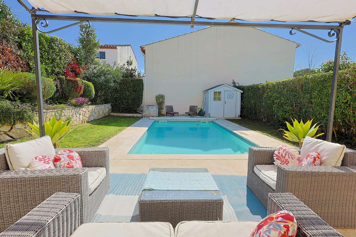 Maison à LA ROQUETTE-SUR-SIAGNE