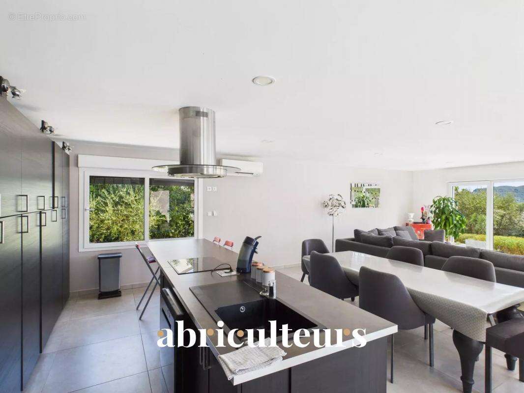 Maison à BAGNOLS-EN-FORET