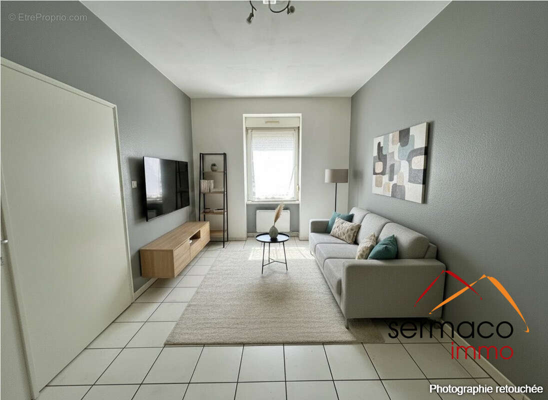 Salon meublé avec l'IA - Appartement à SARREGUEMINES