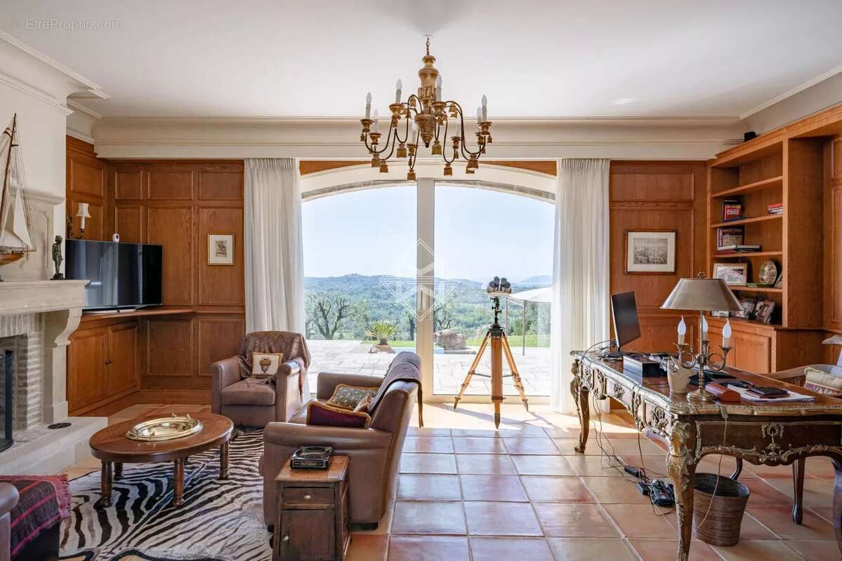 Maison à CHATEAUNEUF-GRASSE