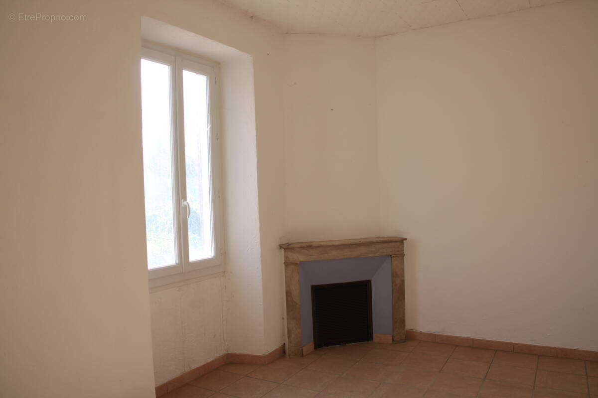 Appartement T3 à rénover, avec cave, parking et jardin à 05400 VEYNES - photo 3