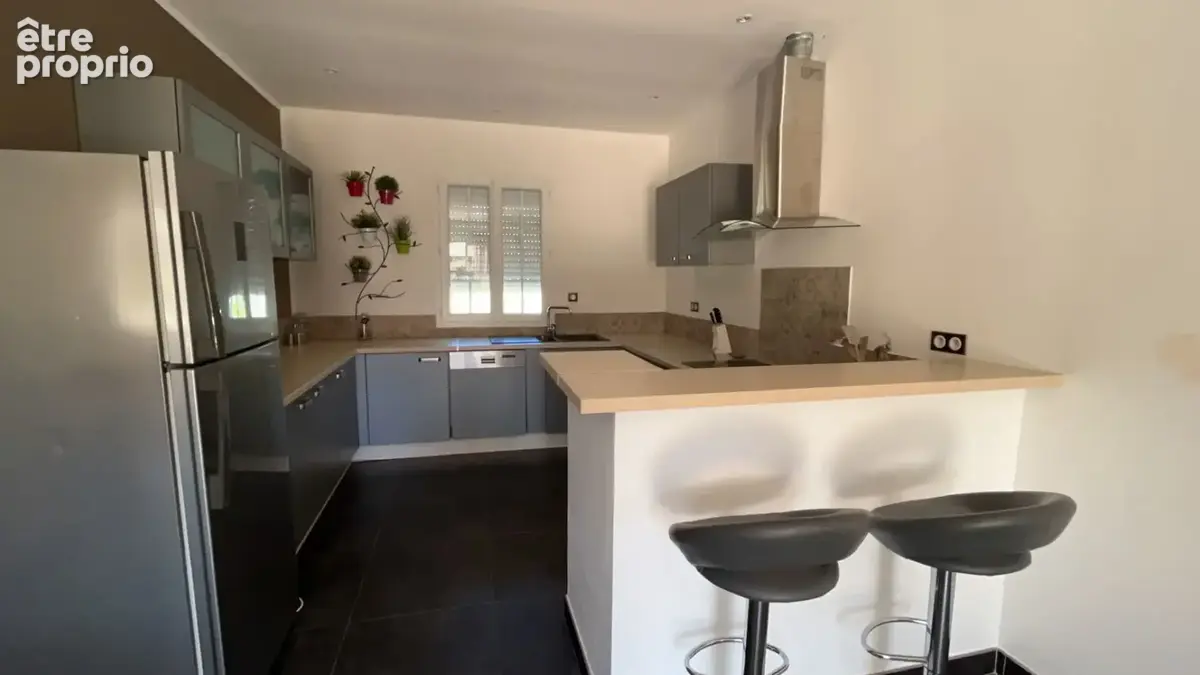 Villa avec piscine et dépendance aménagée sur 8000 m² de terrain clos et arboré. - photo 4