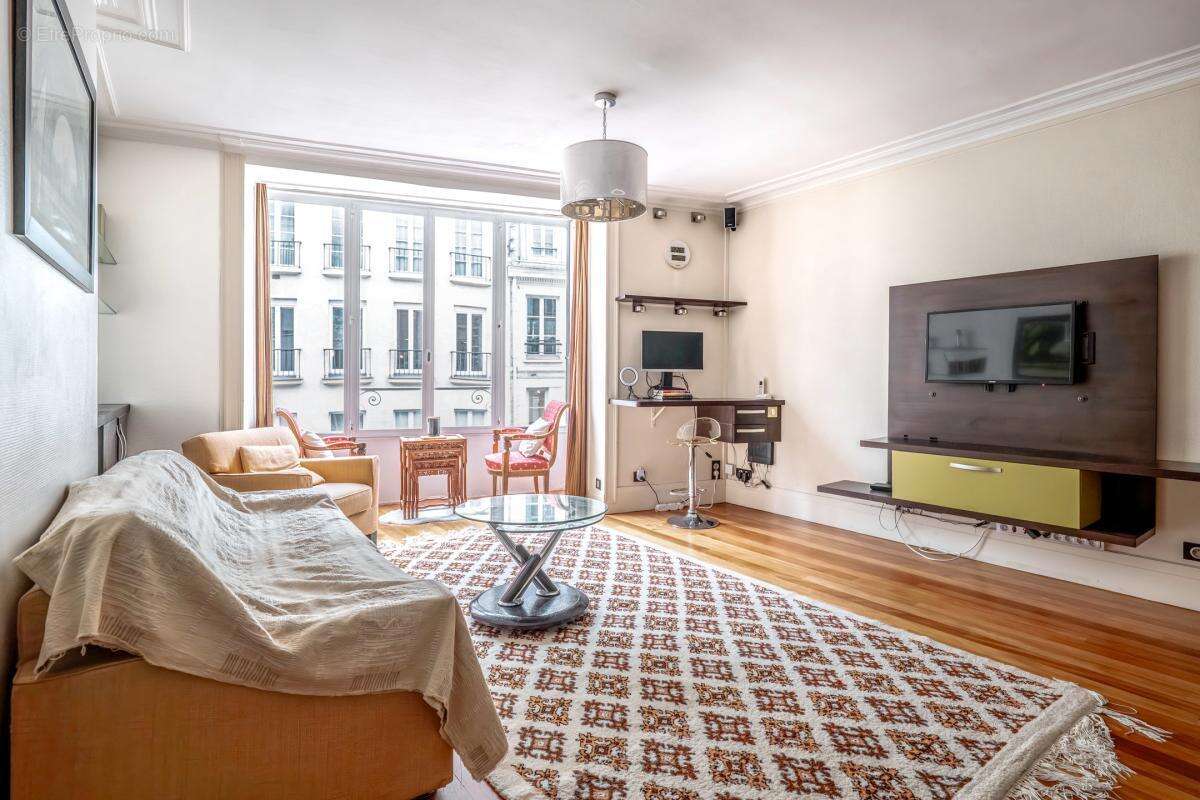 Appartement à PARIS-1E