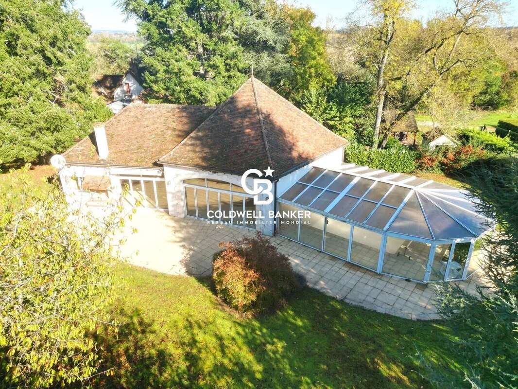 Maison de caractère de 210 m² avec dépendances et piscine, proche du Cher - photo 3