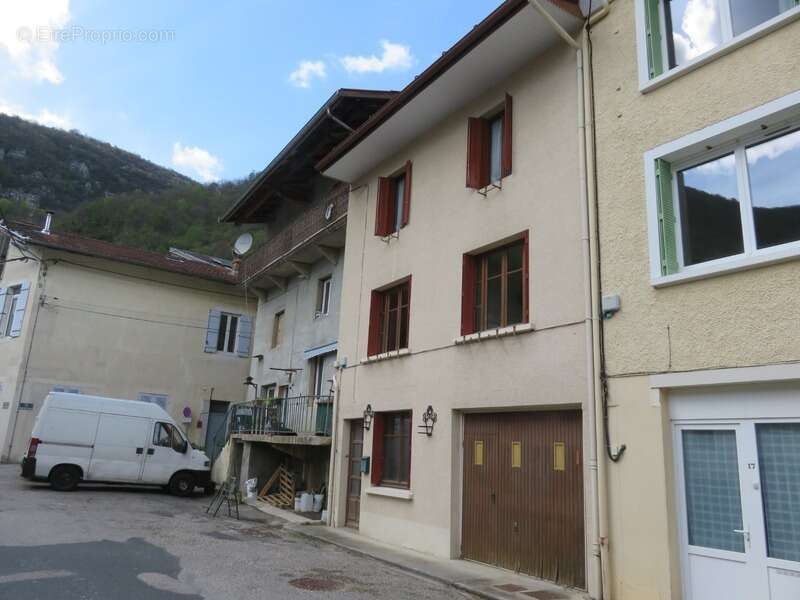 Maison à vendre 5 pièces de 148 m² à CHALEY (01) avec jardin de 436 m² en bordure de la rivière - photo 6