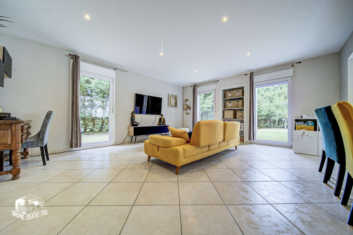 Maison à COIN-LES-CUVRY