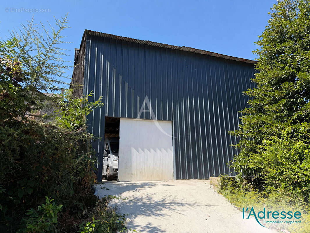 Local commercial avec stockage 600 m²  Mayenne Rive gauche SAINT-MARTIN - photo 10