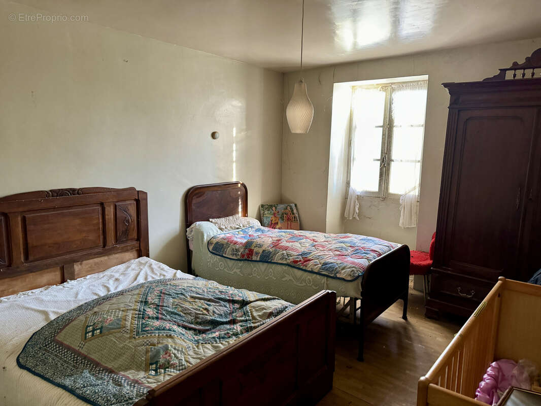 Maison à SAINT-CYR-LA-ROCHE