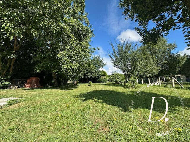 Beau jardin plat arboré avec fruitiers. - Maison à CIVIERES