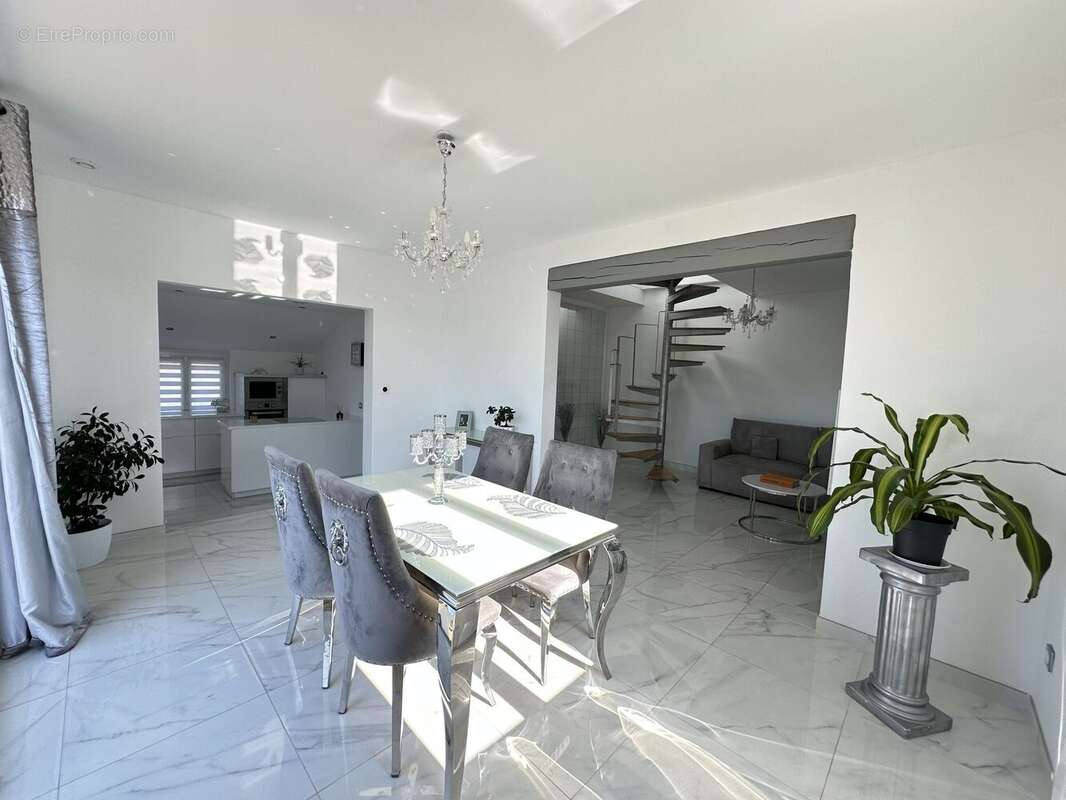 Salle à manger - Maison à ARNAGE