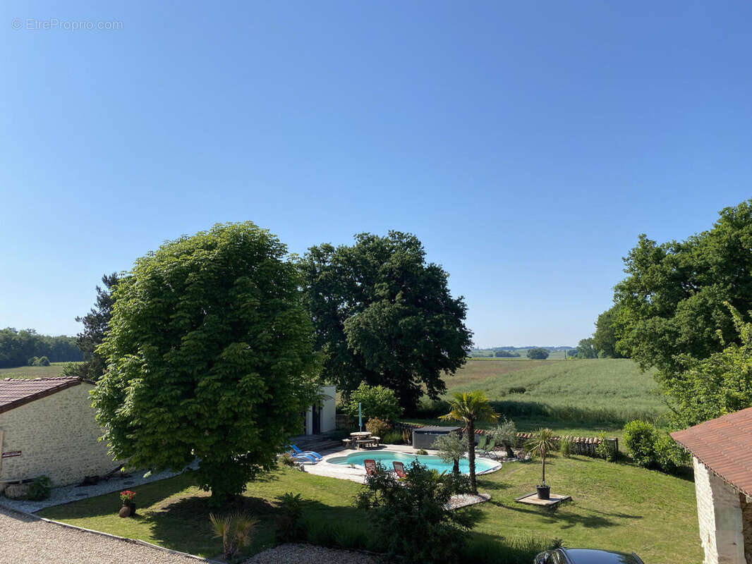 pool and view - Maison à CIERZAC