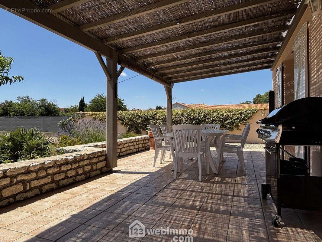 Il donne accès à la terrasse côté Sud,