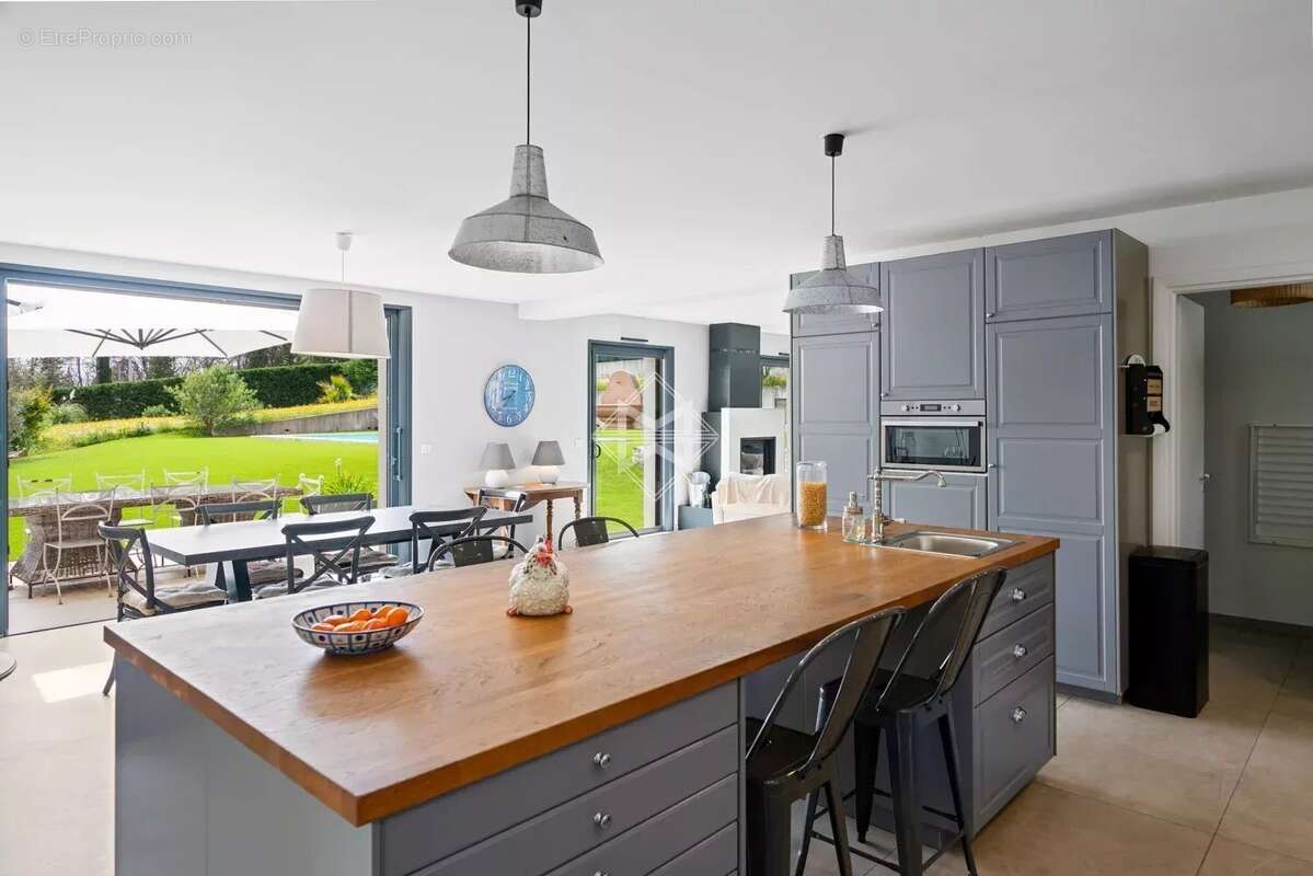 Maison à CHATEAUNEUF-GRASSE