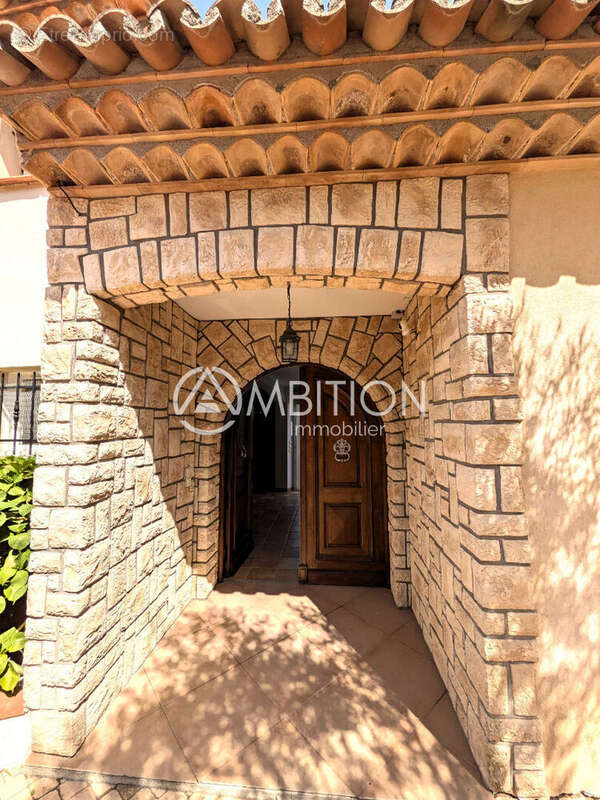 FREJUS (83370) Superbe villa familiale de 5P avec piscine, garage. - photo 6