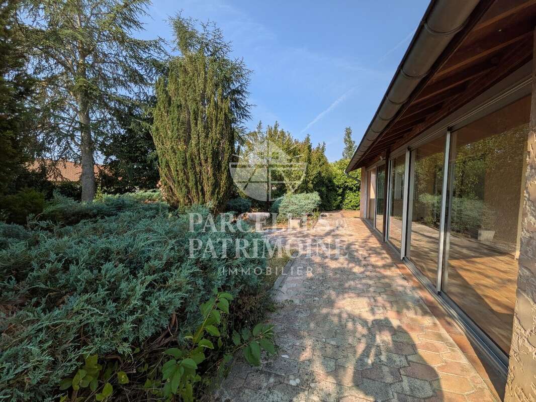 EXCLUSIVITÉ  Maison de plain-pied T4 de 98m² avec sous sol total sur un terrain de 1 209m² - photo 2