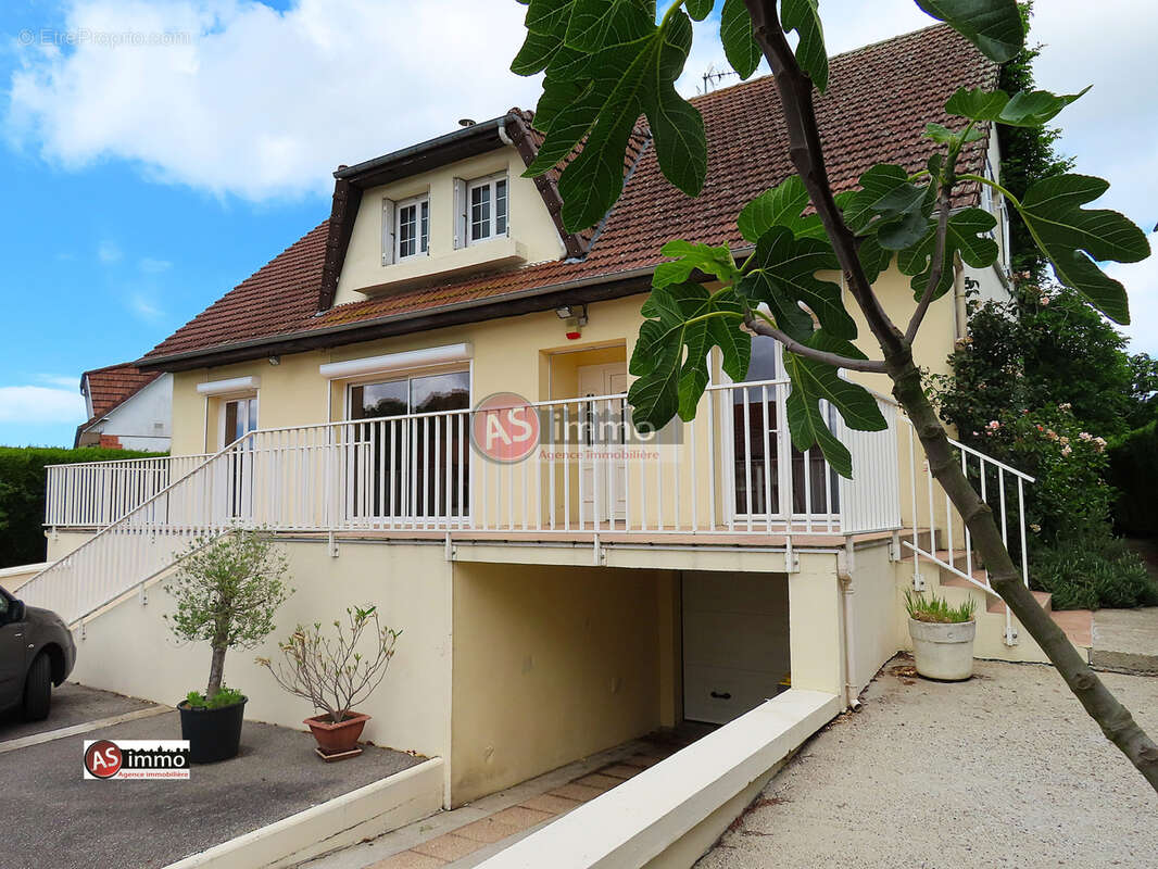 Maison à GREGES