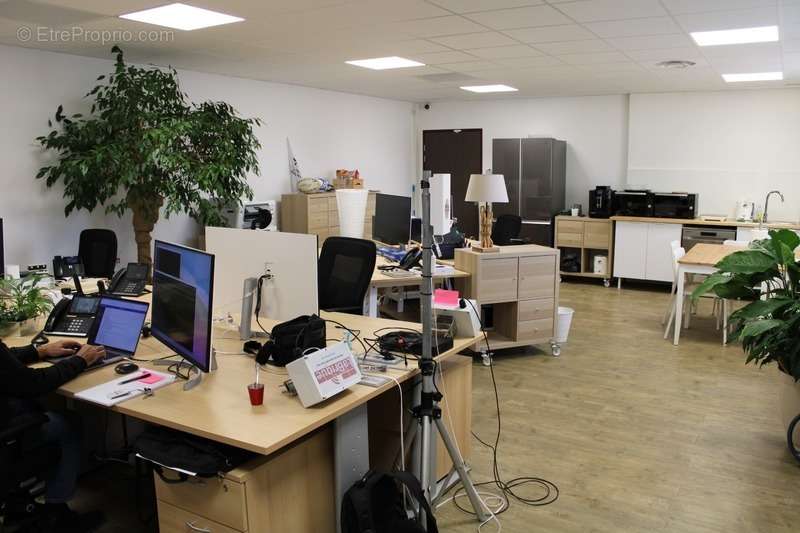 Commerce à MEYREUIL