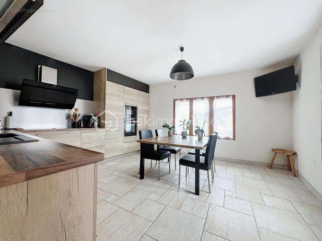 Maison à SAINT-MARTIN-DE-LA-CLUZE