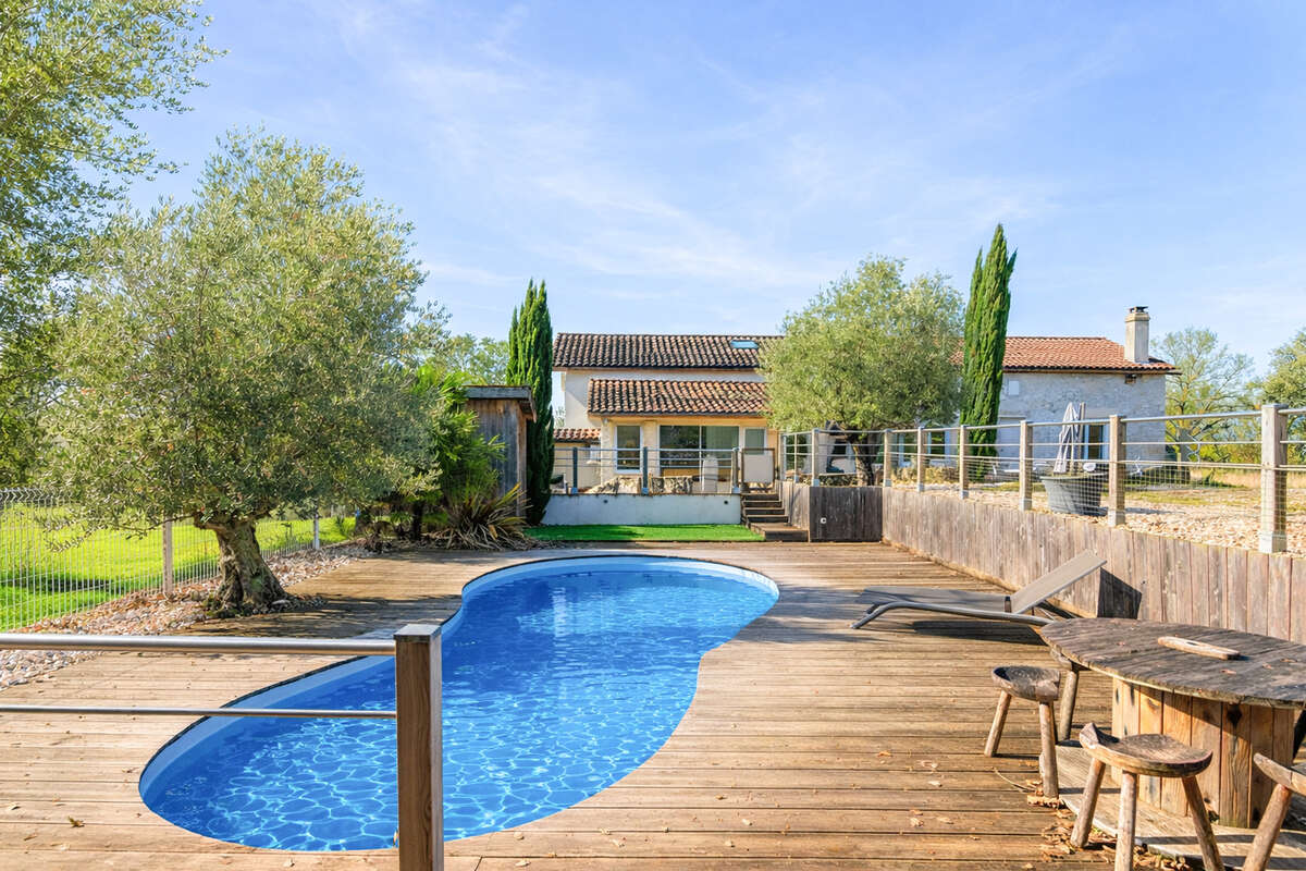 Propriété de campagne avec piscine, dépendances, garage et terrain - photo 18