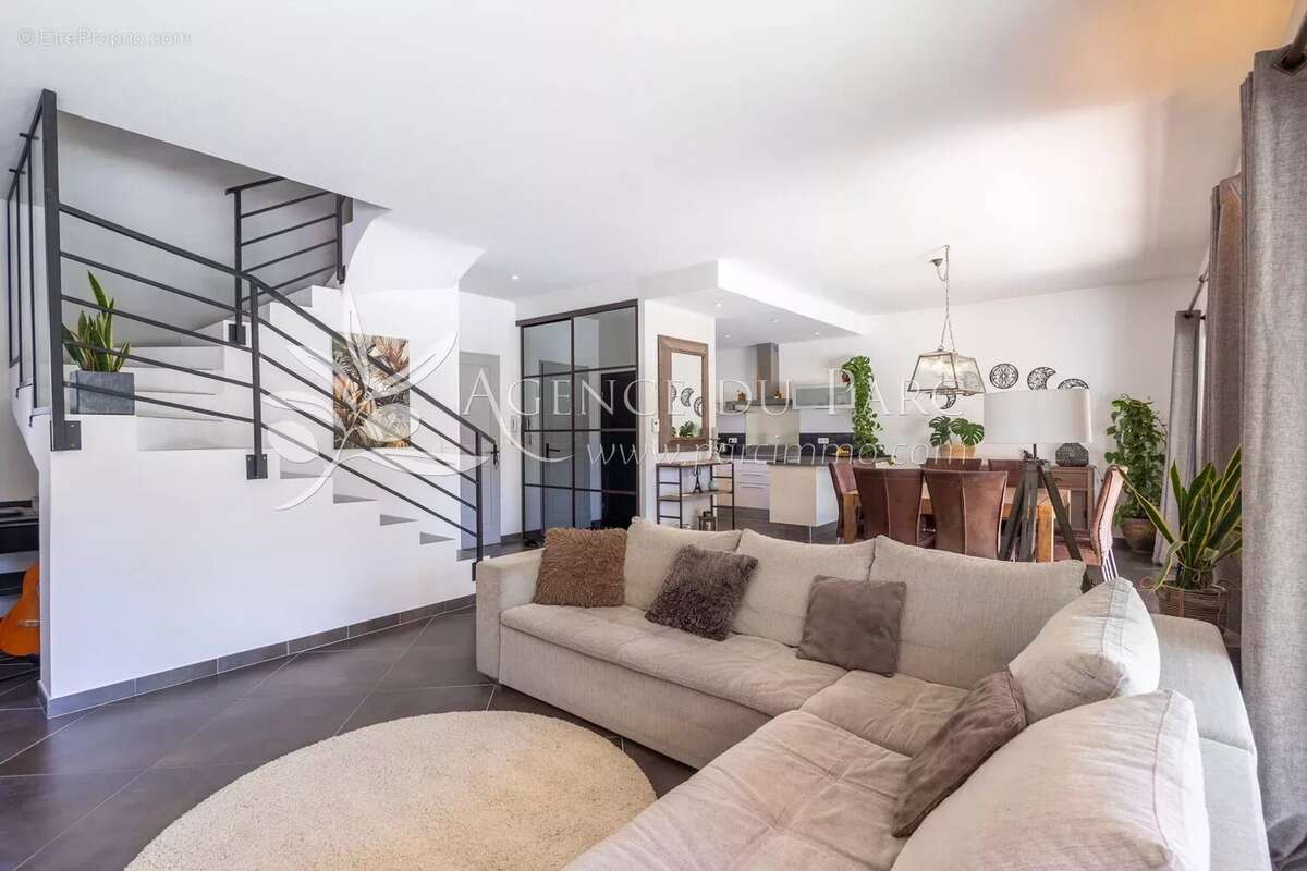 Maison à ROQUEFORT-LES-PINS