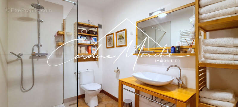 Maison à SAINT-MITRE-LES-REMPARTS