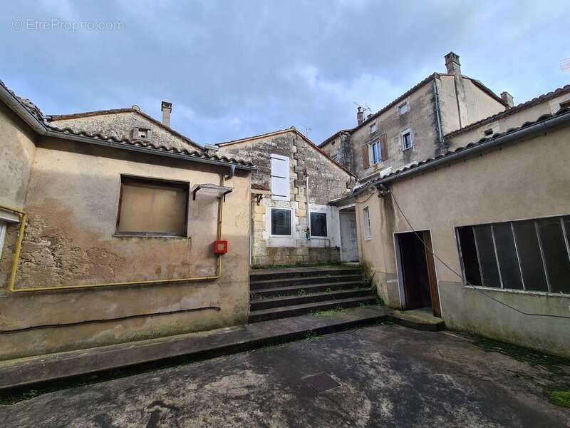 Appartement à VILLEBOIS-LAVALETTE
