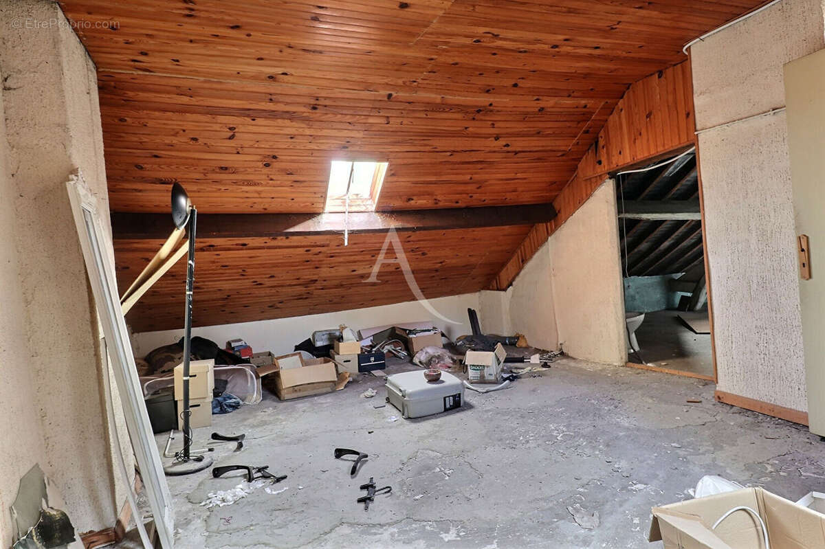 Vaste bâtisse de caractère début du XXème siècle Maisons Laffitte 10 pièce(s) 100 m2, cour intérieure, cave voutée ! - photo 4