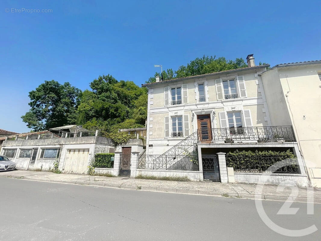 Maison à MONTIGNAC-CHARENTE