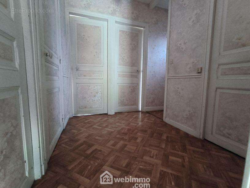 Un palier de 4 m² distribue... - Maison à VAILLY-SUR-AISNE