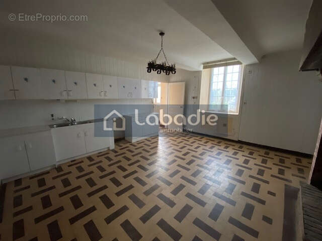 Aux portes de Vire, très belle bâtisse en pierres, terrain de 2814m2. - photo 4