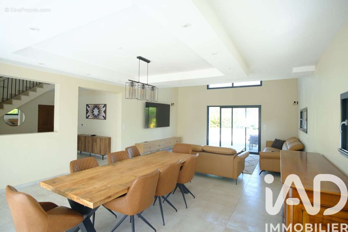 Maison 218 m² à Luynes  - photo 7