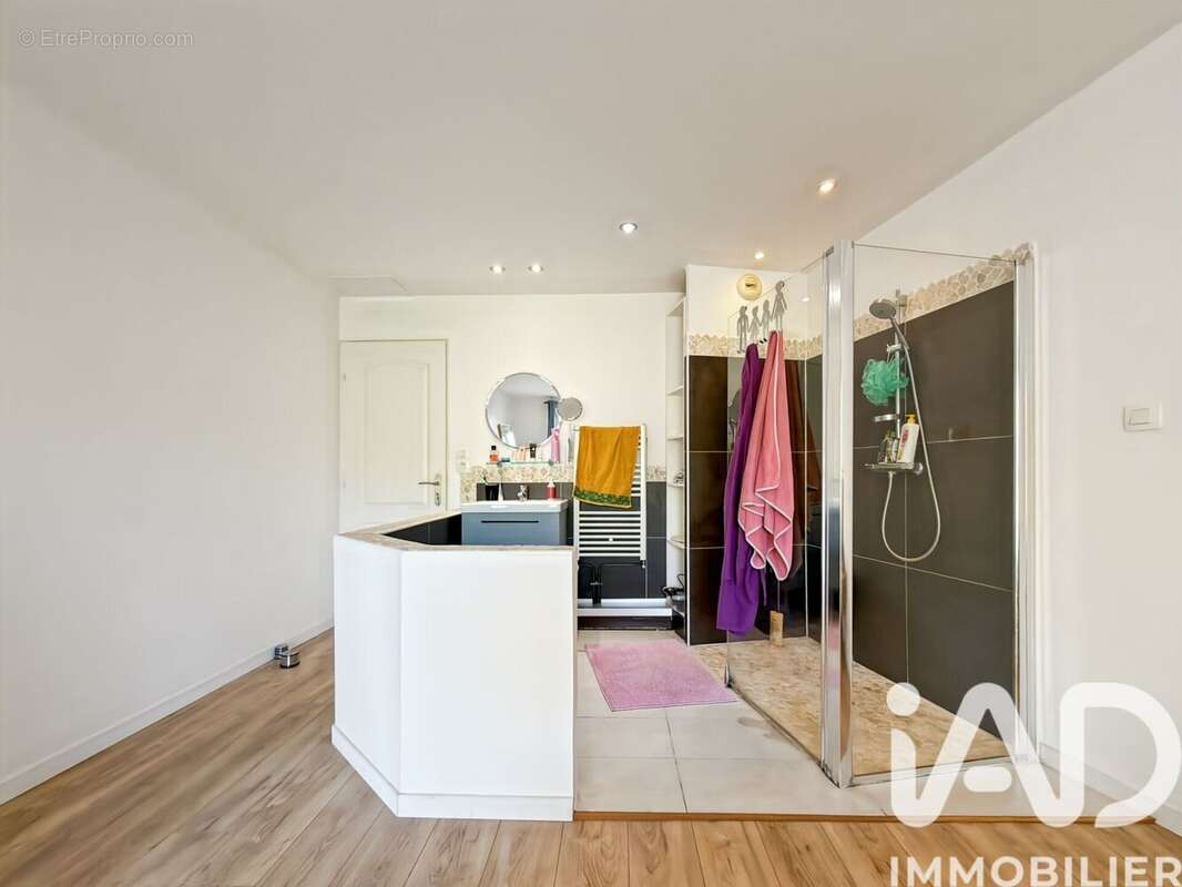 Maison 186 m² à Laval  - photo 7