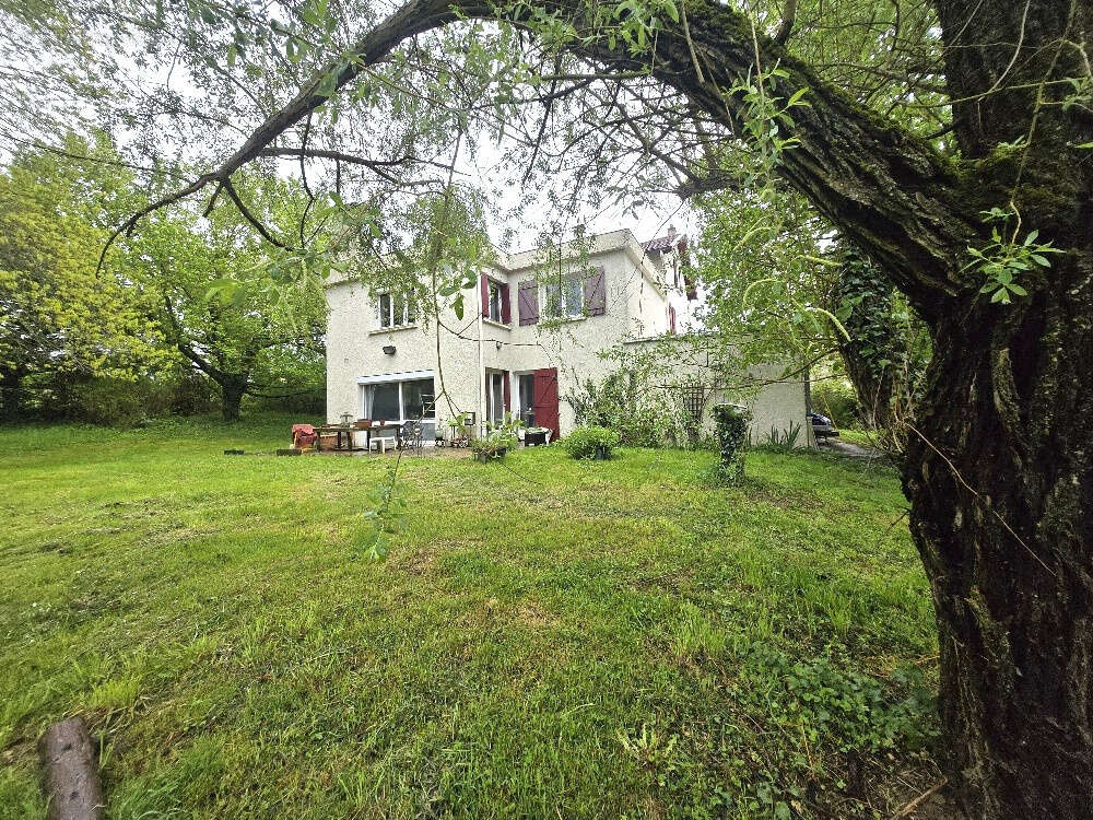 Maison familiale de caractère à Chaponost, 244 m2 habitables (304 m2 au sol total) sur terrain clos et arboré - photo 4