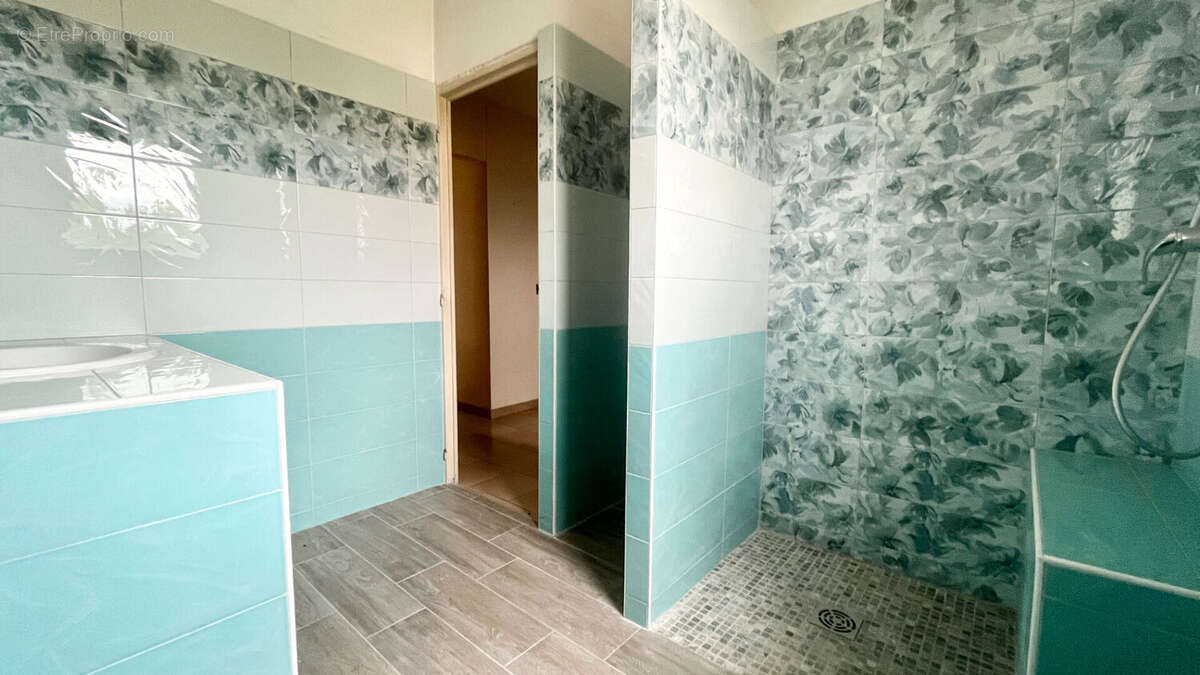 Appartement T3 de 95 m2 avec deux garages et un jardinet - photo 5