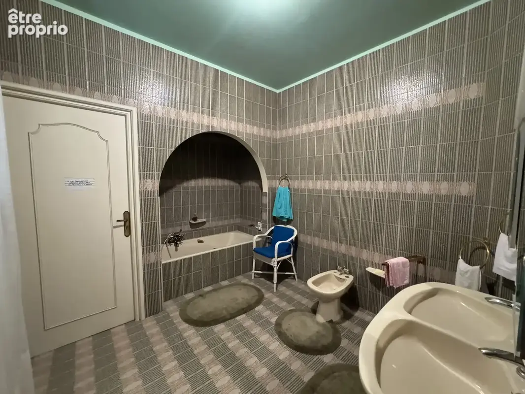 Ghisonaccia   maison de caractère avec fort potentiel   terrain de 2 705 m2   piscine intérieure - photo 12