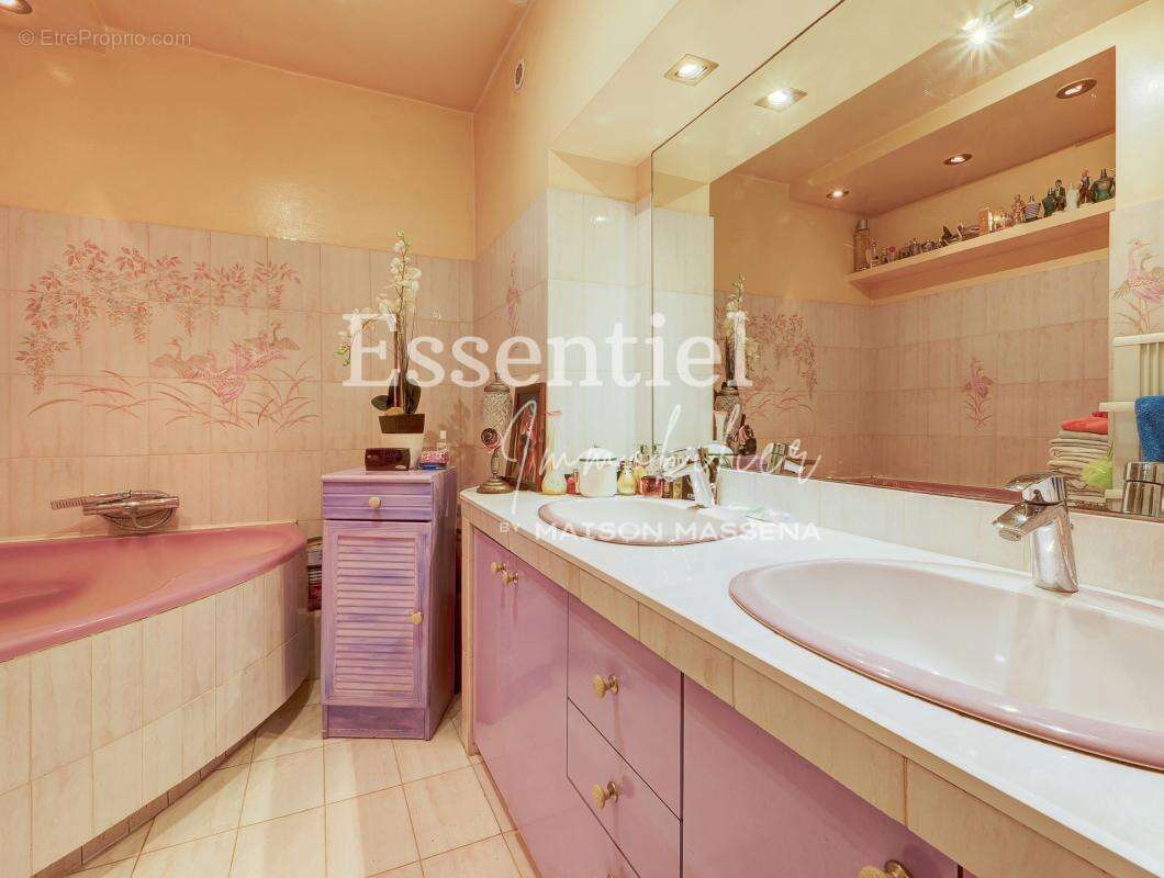 Appartement à SAINT-LAURENT-DU-VAR